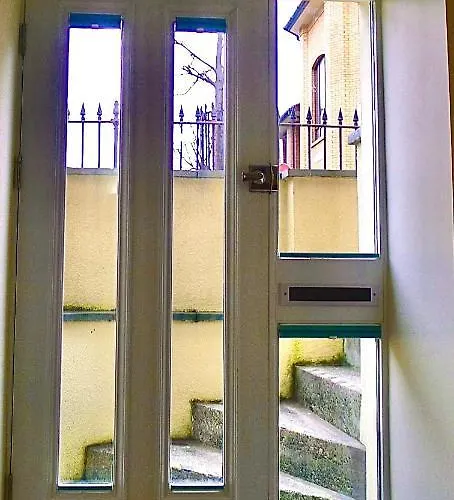 “Dragons Den” Centrally Located Modern Apartment
